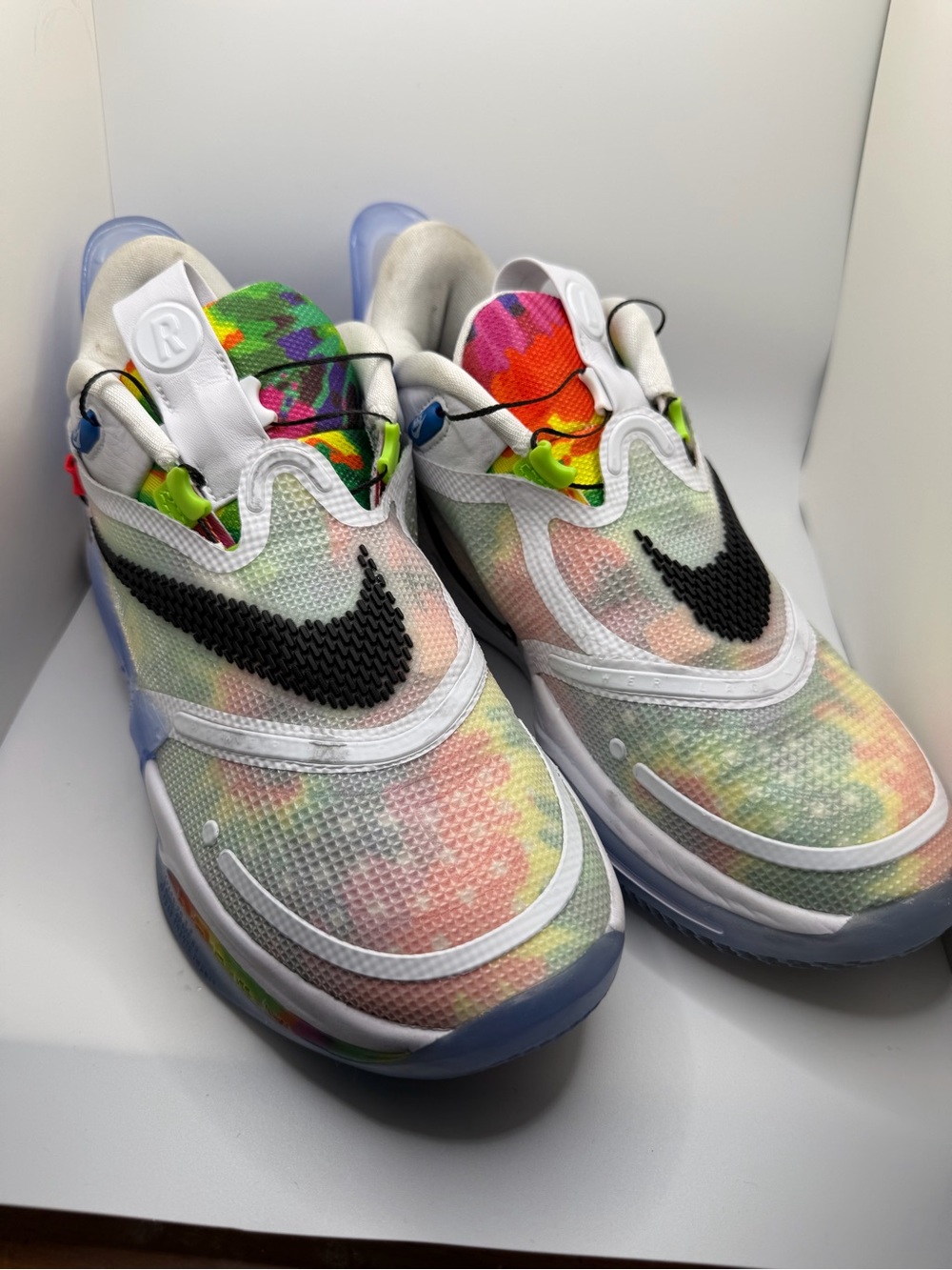 Nike adapt bb 2.0 comes with charging dock and plug | Men’s 7 OR Women’s 9 wide